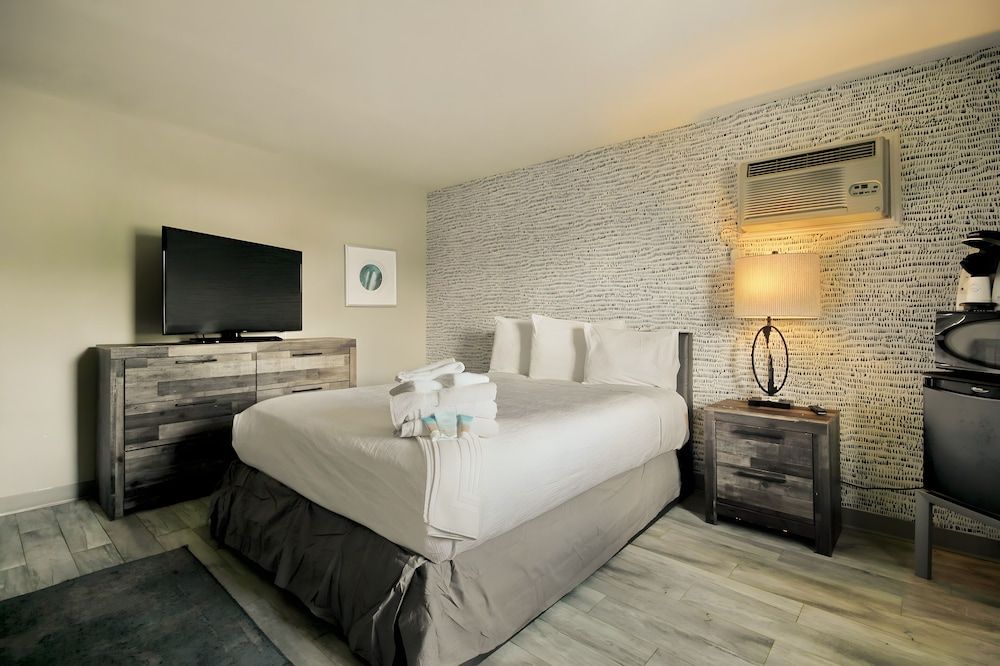 Room (Waikiki Village Standard Queen Room)