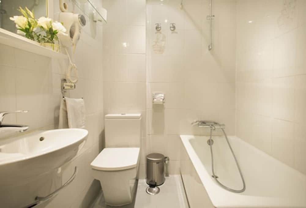 Hostal Los Alpes Twin Room 10