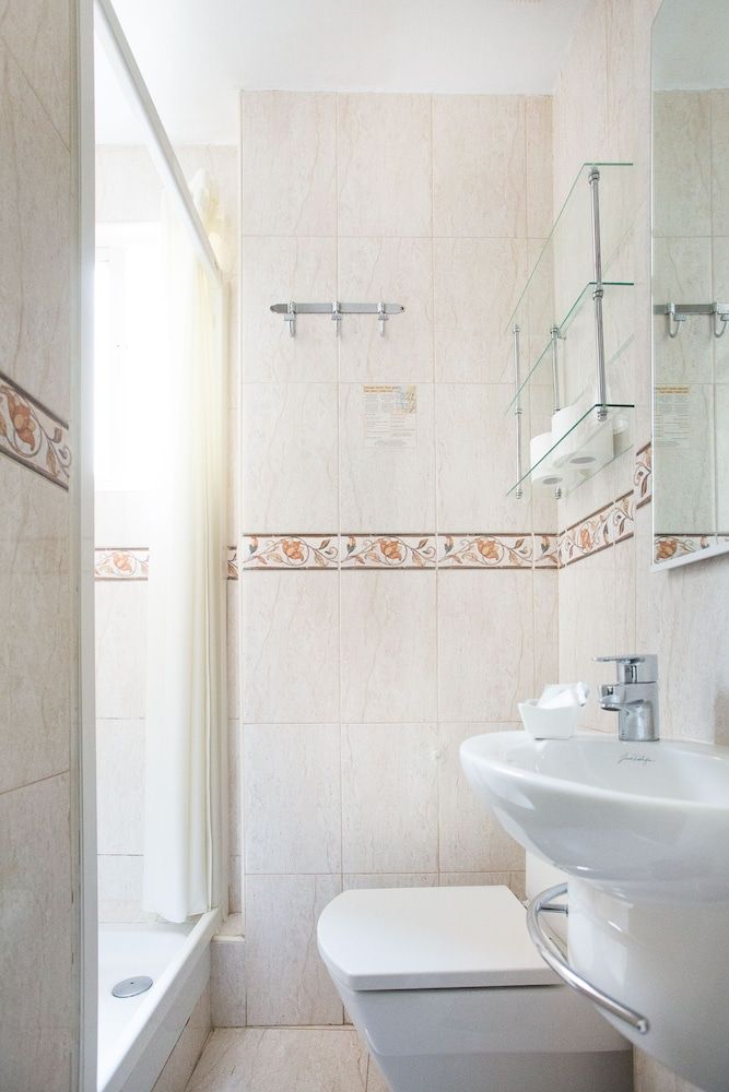 Hostal Los Alpes Twin Room 9