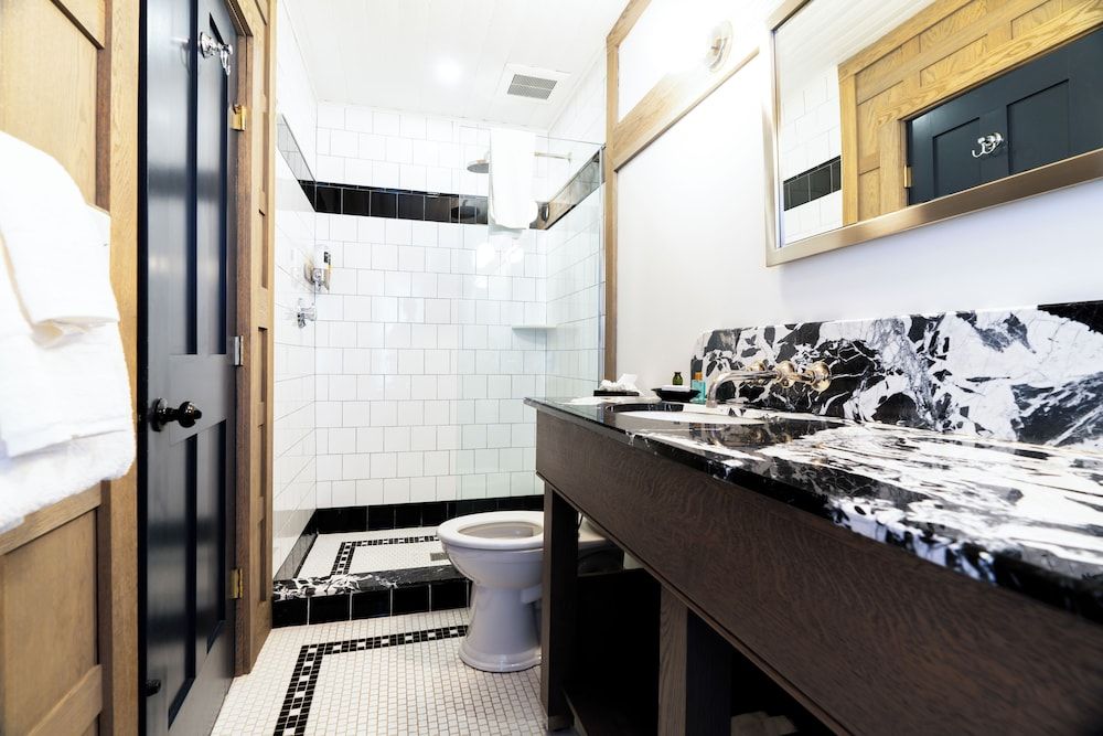 Morgan Hotel Standard Room 4