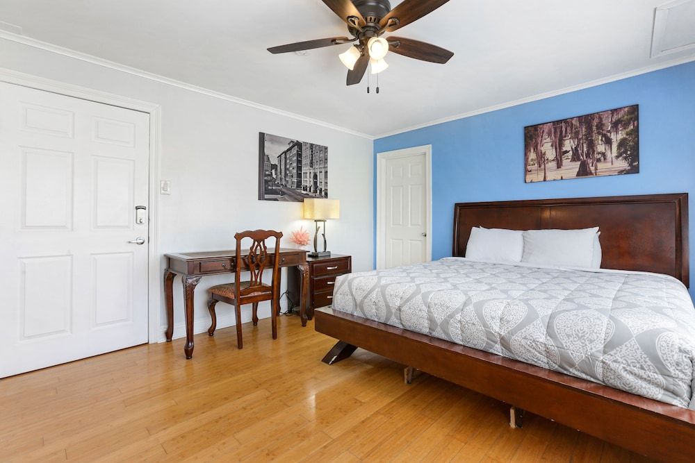Comfort Room, 1 Queen Bed