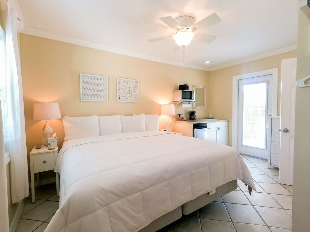 Room, 1 King Bed (King Guest Room)