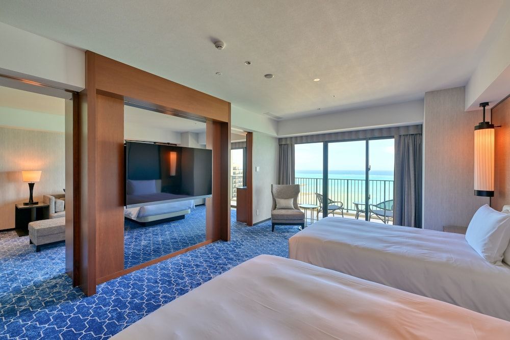 Deluxe Corner Suite Twin, No Smoking (w/ Club Lounge&VIP Pool Bar Access, Additional children fee)