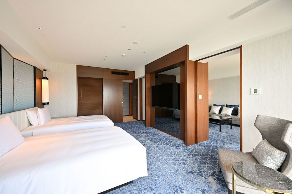 Deluxe Suite Twin, No Smoking (w/ Club Lounge&VIP Pool Bar Access, Additional children fee)