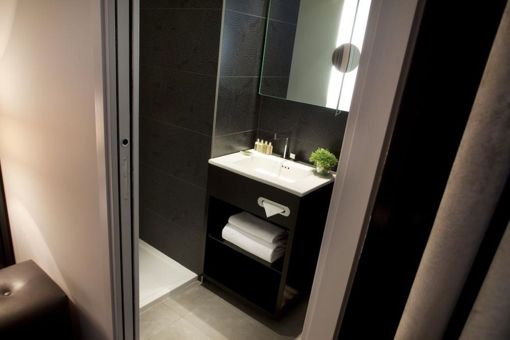 Hôtel Caron le Marais Standard Double Room, 1 Double or 2 Twin Beds 4