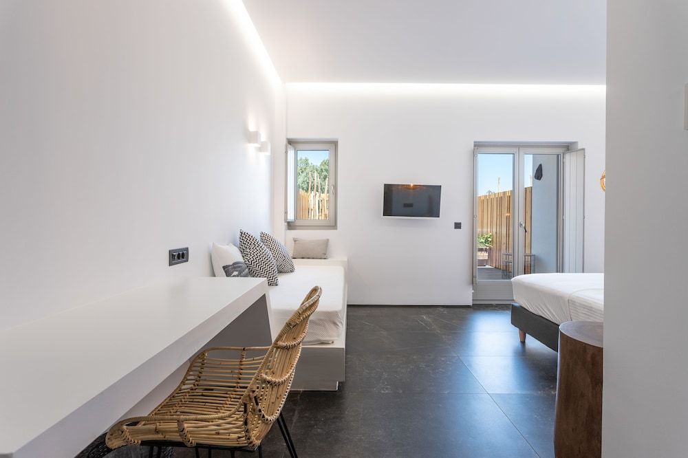 Aegean Gem Grace Suite, outdoor hot tub 5