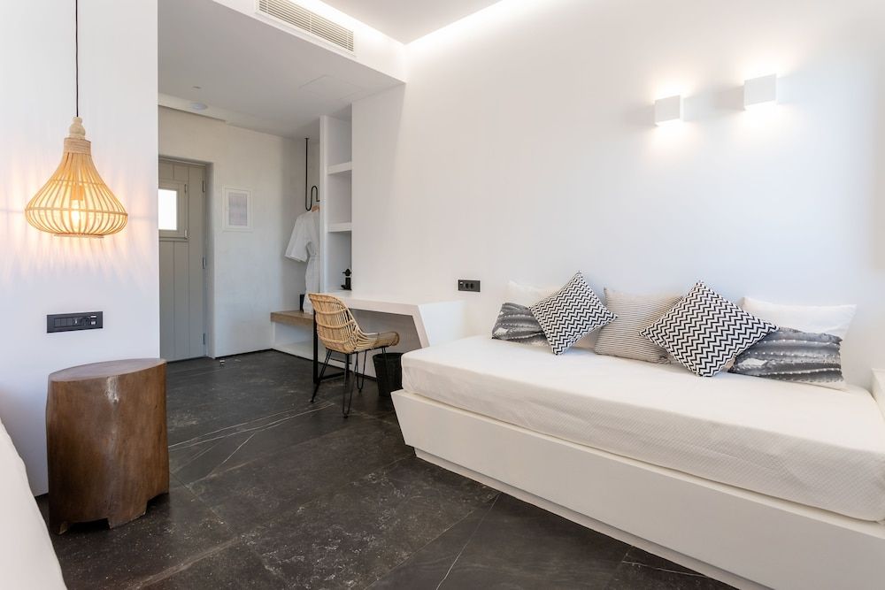 Aegean Gem Grace Suite, outdoor hot tub 4