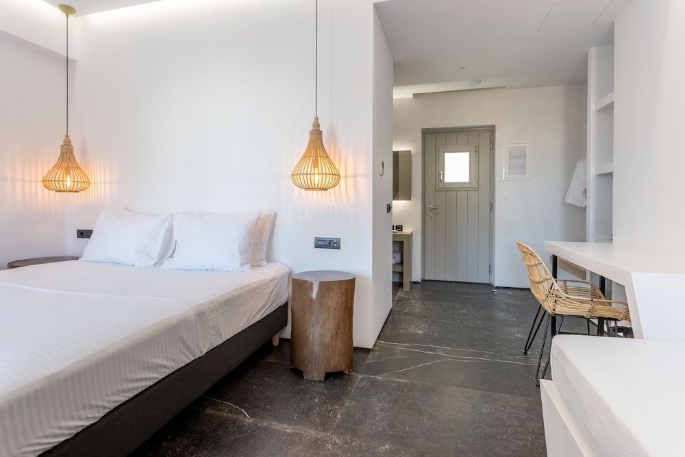 Aegean Gem Grace Suite, outdoor hot tub 3