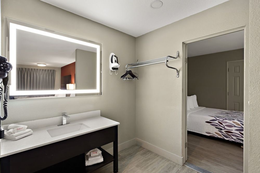 Red Roof Inn Redding Deluxe Room (3 Queen Beds, Smoke Free) 4