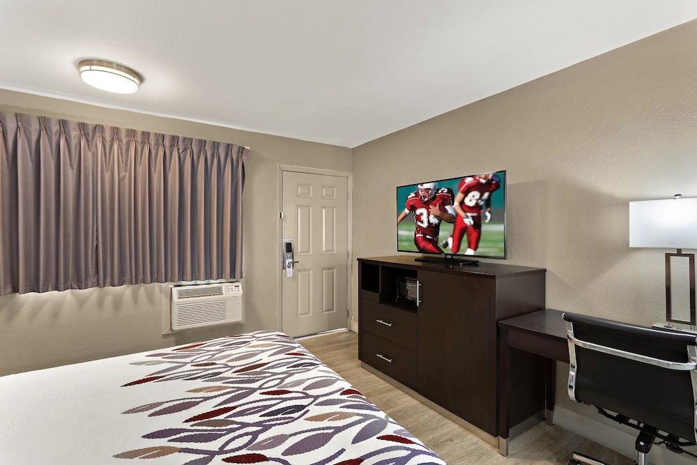 Red Roof Inn Redding Superior Room, 1 King Bed (Smoke Free) 5
