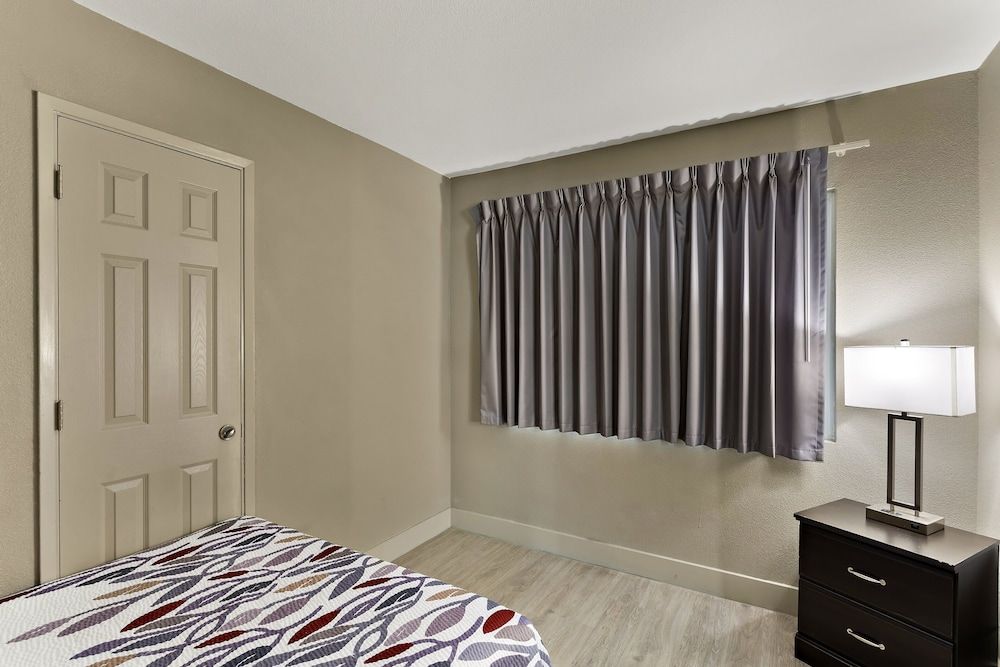 Red Roof Inn Redding Deluxe Room (3 Queen Beds, Smoke Free) 5