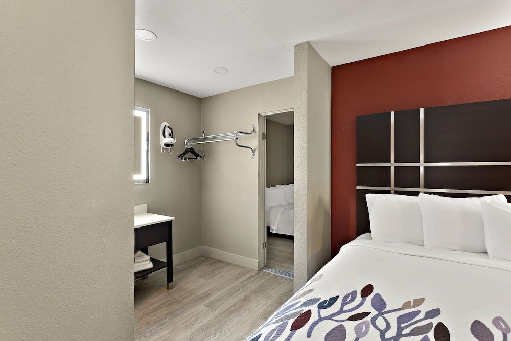 Red Roof Inn Redding Deluxe Room (3 Queen Beds, Smoke Free) 7