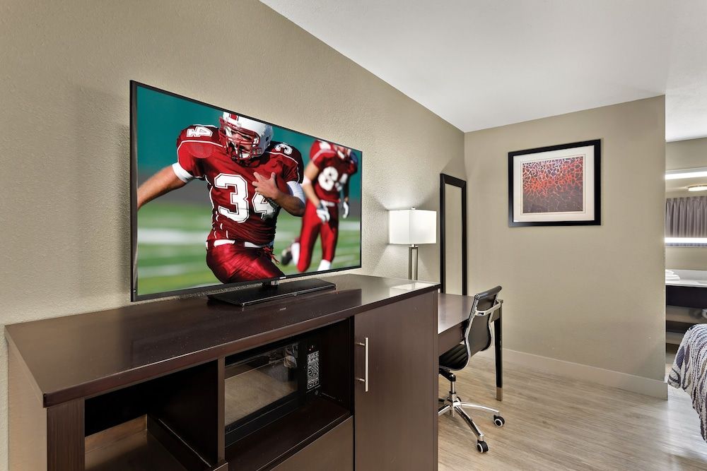 Red Roof Inn Redding Deluxe Room (3 Queen Beds, Smoke Free) 3