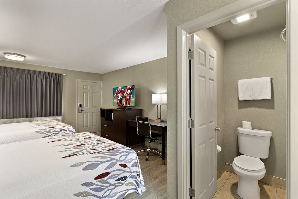 Red Roof Inn Redding Deluxe Room (3 Queen Beds, Smoke Free) 2