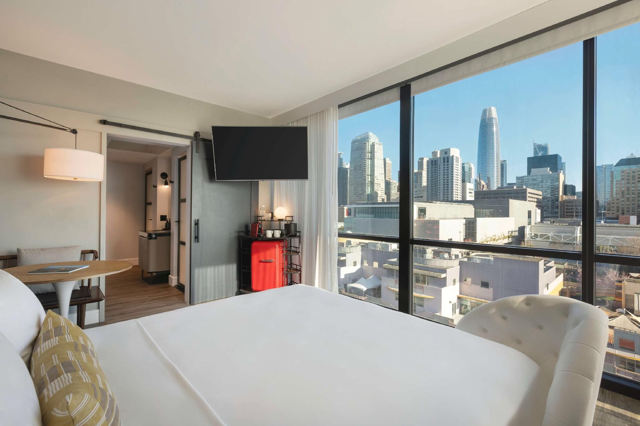 1 KING CORNER ROOM URBAN VIEW