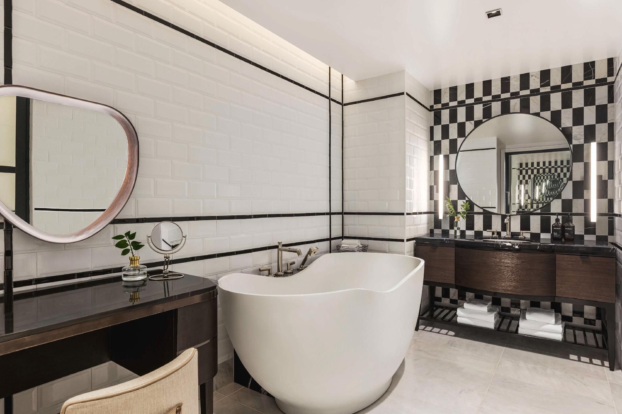 Premium 1 King Suite Urban View W/ Living Rm