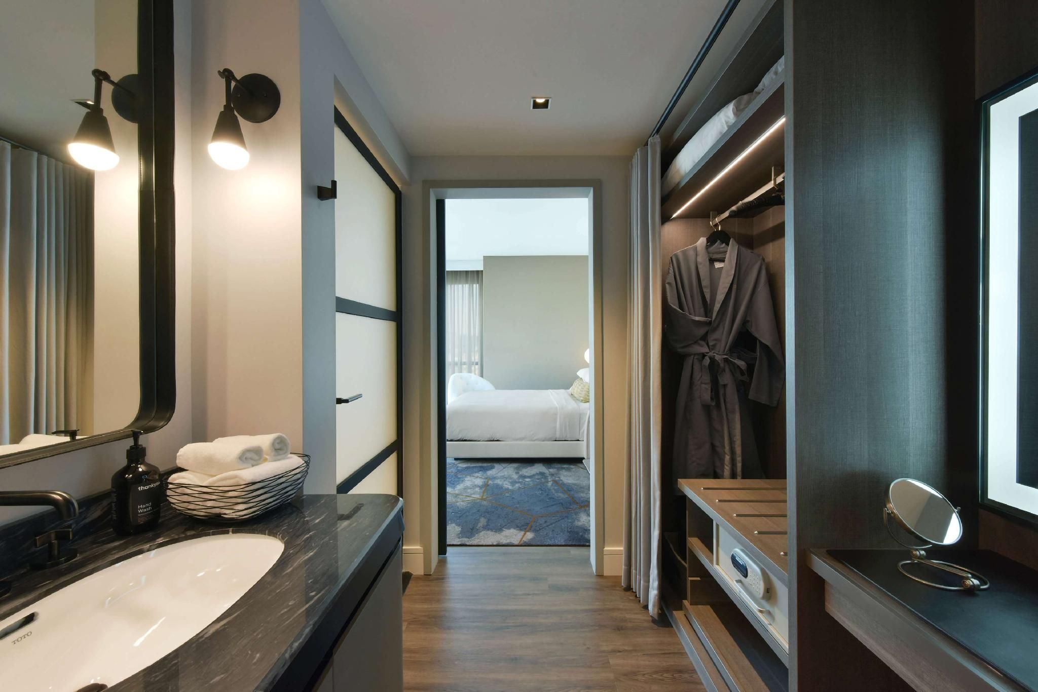 1 King Bed City View