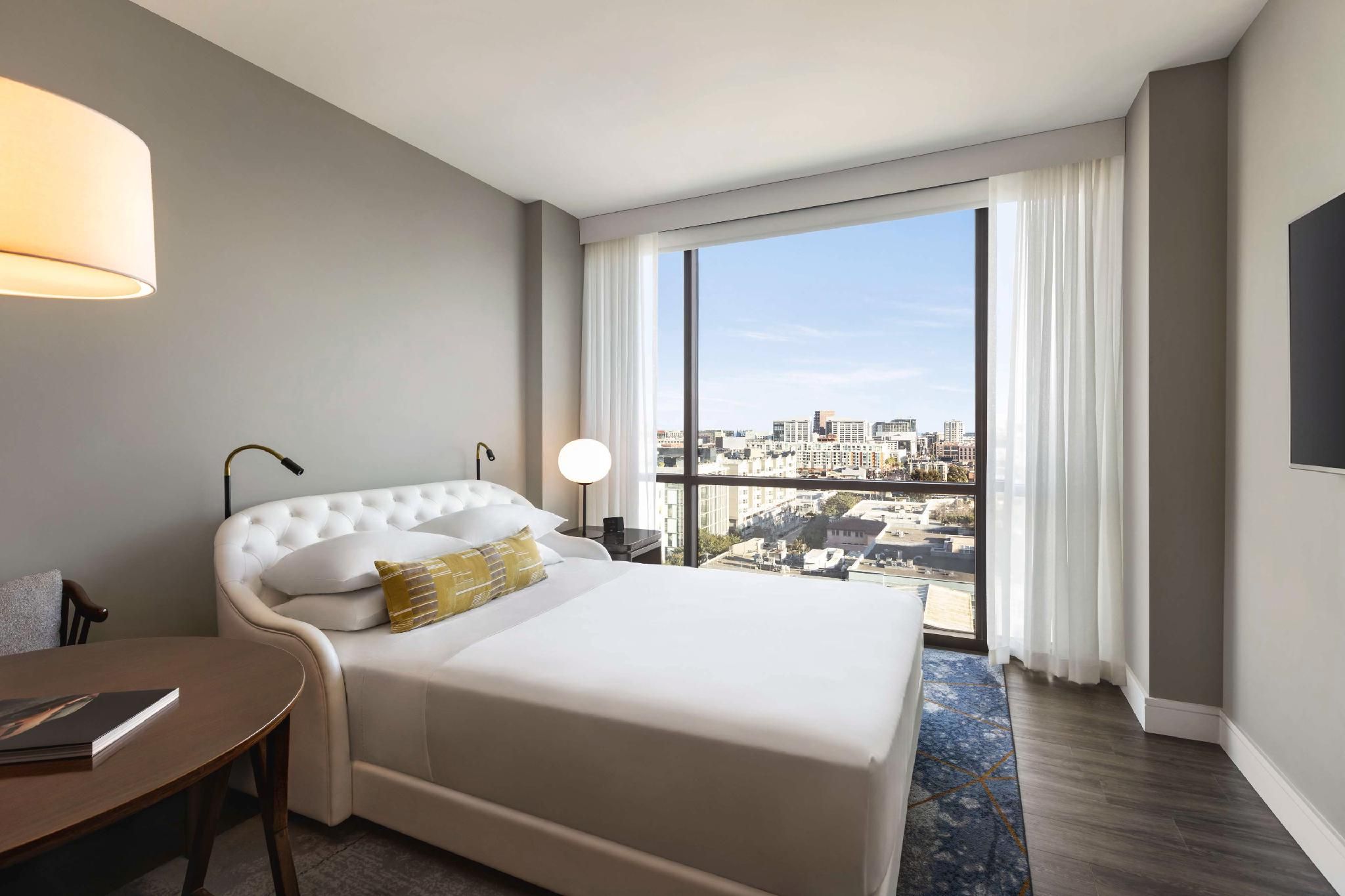 1 KING BED STUDIO URBAN VIEW