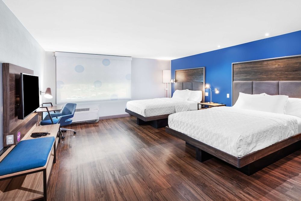 Room, 2 Queen Beds, Accessible (Roll-In Shower)