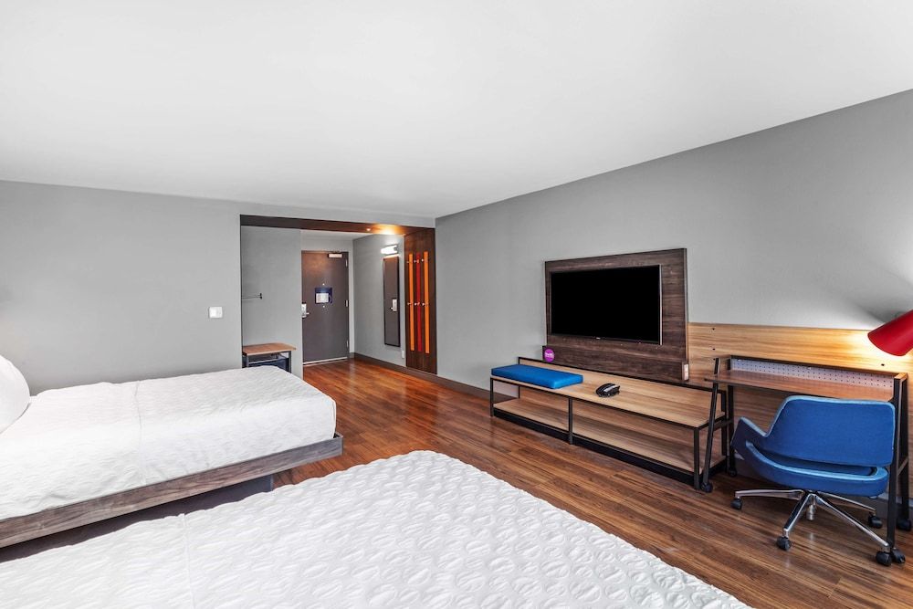 Room, 2 Queen Beds, Accessible (Roll-In Shower)
