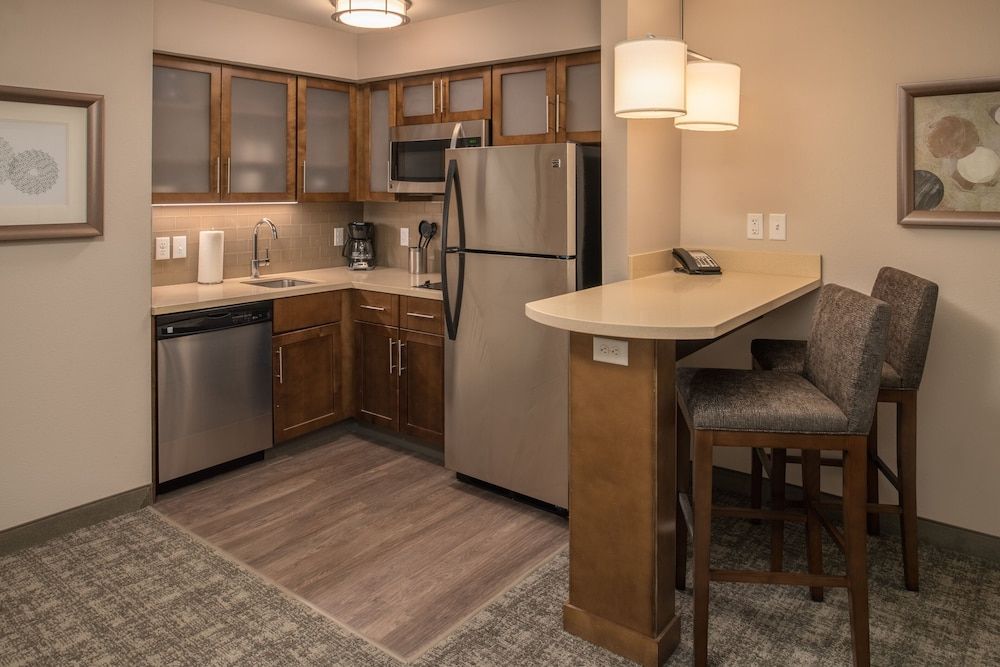 Studio Suite, 1 Queen Bed, Kitchen
