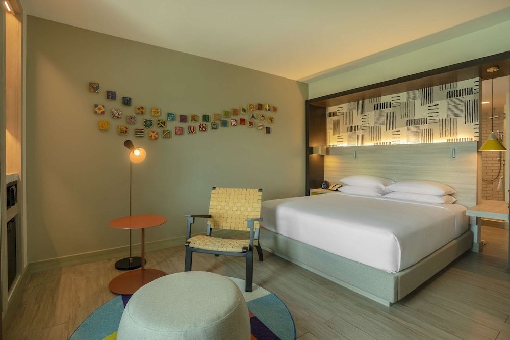 Room, 1 King Bed (Atrium View)