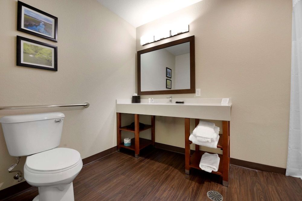 Comfort Inn & Suites Room, 2 Queen Beds, Accessible, Non Smoking (Accessible Tub) 3