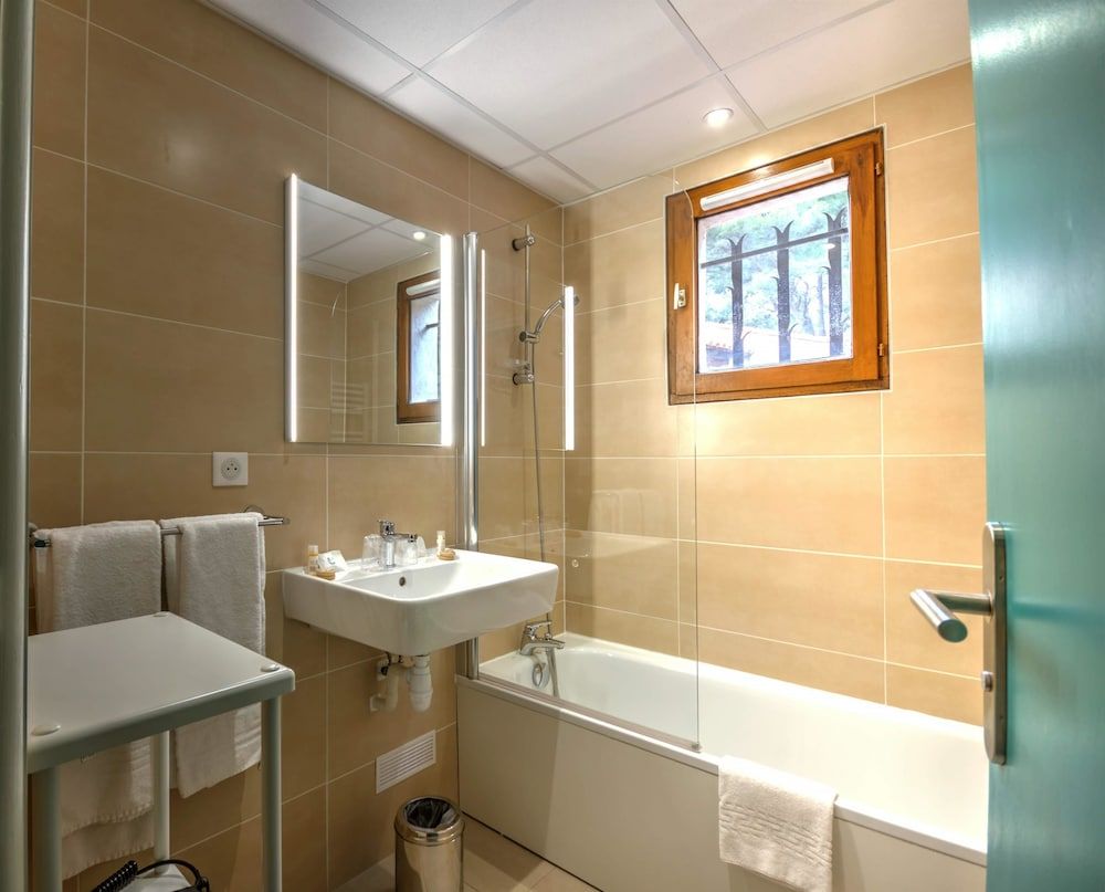 Best Western Domaine de Roquerousse Standard Room, 1 King Bed, Non Smoking (Twin bed on request) 8