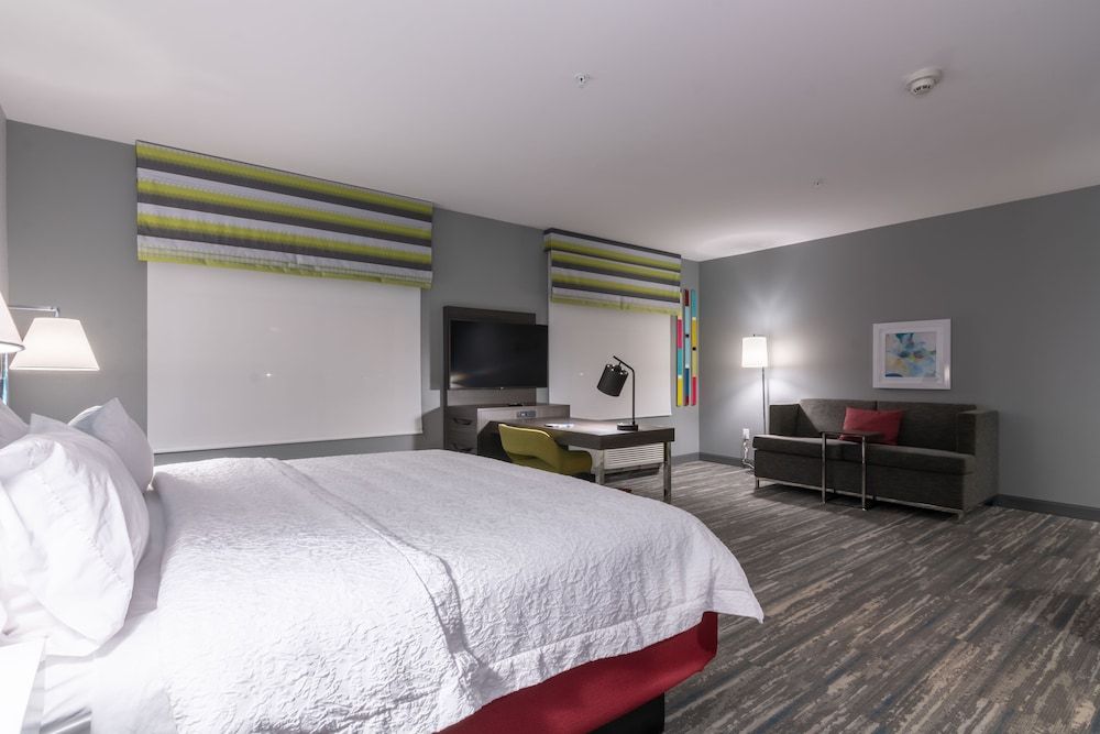 Studio, 1 King Bed with Sofa bed, Refrigerator & Microwave (Wet bar)