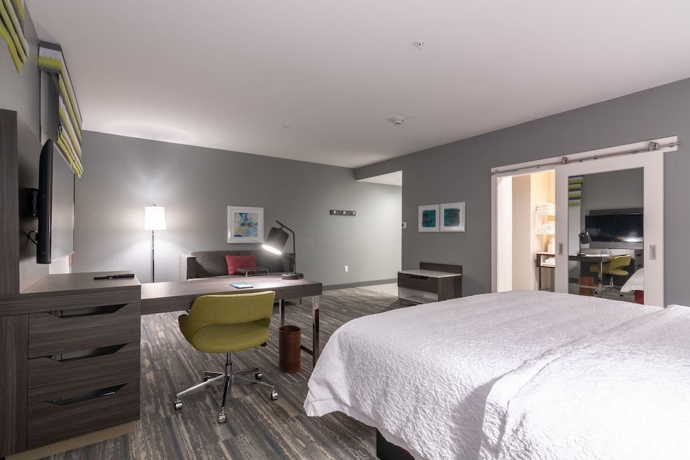 Studio, 1 King Bed with Sofa bed, Refrigerator & Microwave (Wet bar)