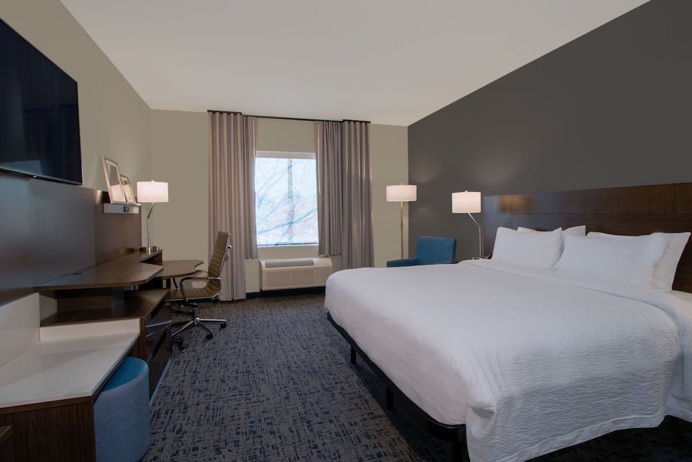 Room, 1 King Bed, Non Smoking (Mobility/Hearing Access, Roll-In Shwr)