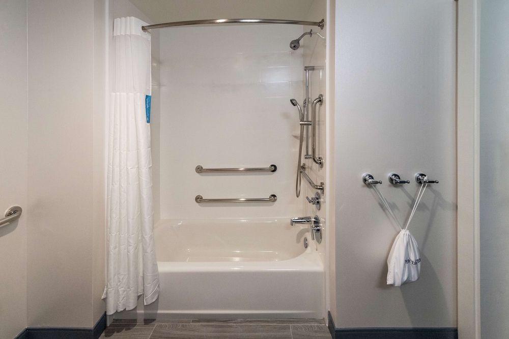 Room, 1 King Bed, Accessible, Bathtub