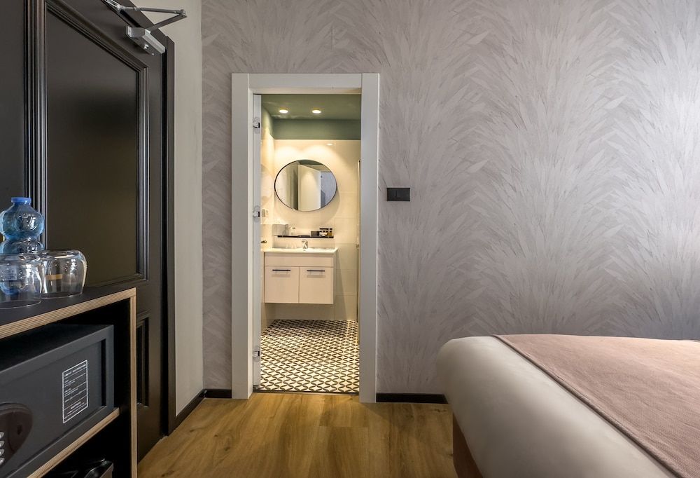 Dizengoff Garden Hotel Economy Double Room 5