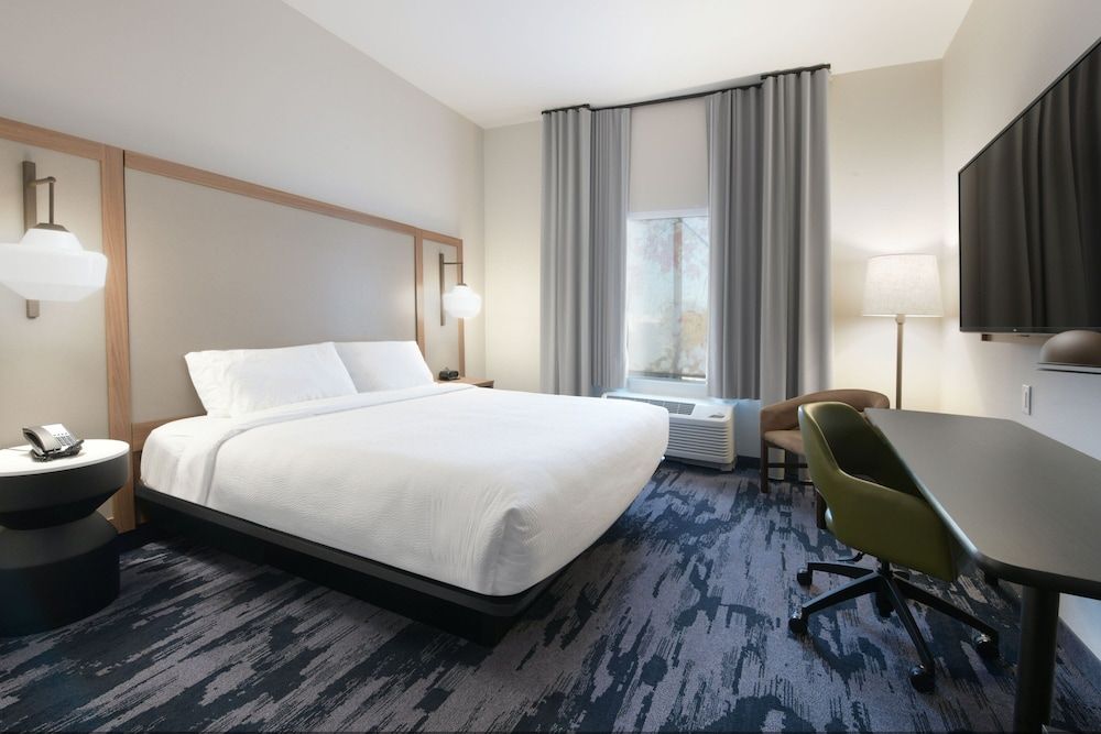 Executive Suite, 1 King Bed with Sofa bed (Mobility/Hearing Accessible, Tub)