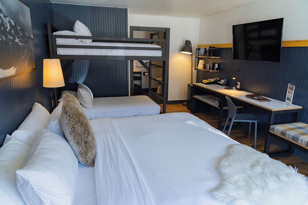 Gravity Haus Winter Park Idlewild: King with Twin Bunks 2