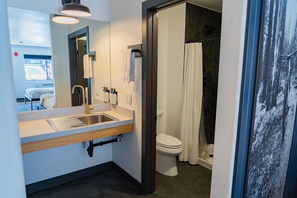 Gravity Haus Winter Park Catwalk: 2 Queen with Twin Bunks ADA 5