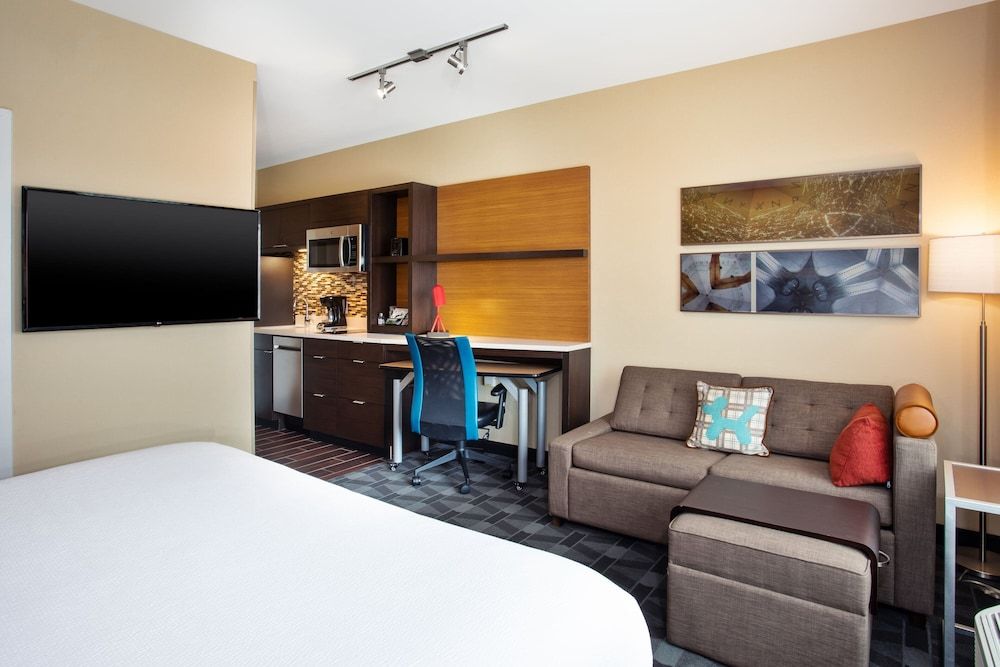 Studio, 1 King Bed with Sofa bed, Non Smoking (Mobility/Hearing Accessible, Tub)