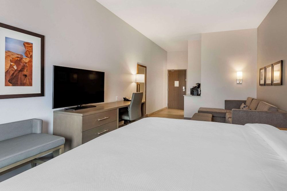 Suite, 1 King Bed with Sofa bed, Non Smoking