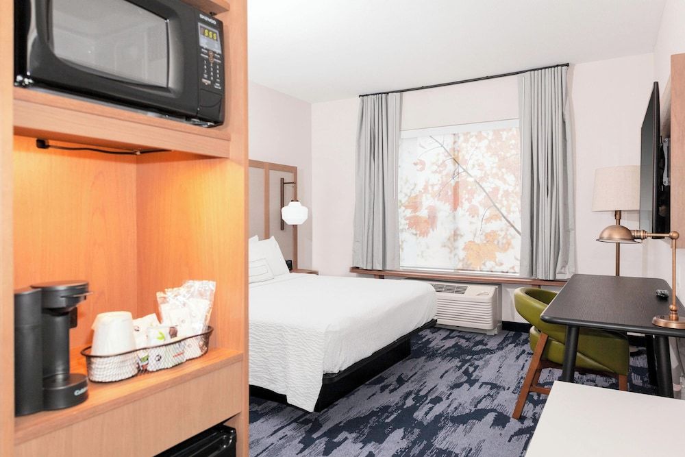Room, 1 King Bed, Non Smoking (Mobility Accessible, Roll-in Shower)