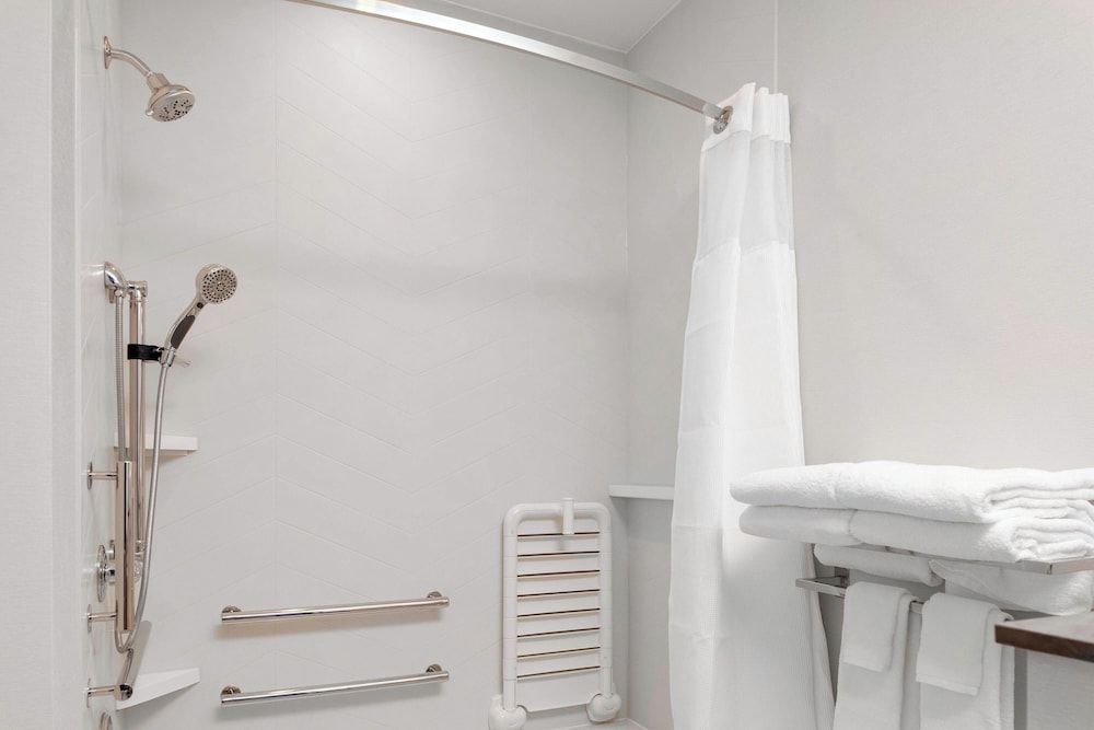 Room, 2 Queen Beds, Non Smoking (Hearing Accessible)