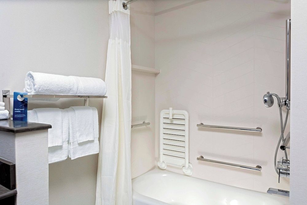 Suite, Multiple Beds, Non Smoking (Mobility Accessible, Tub)