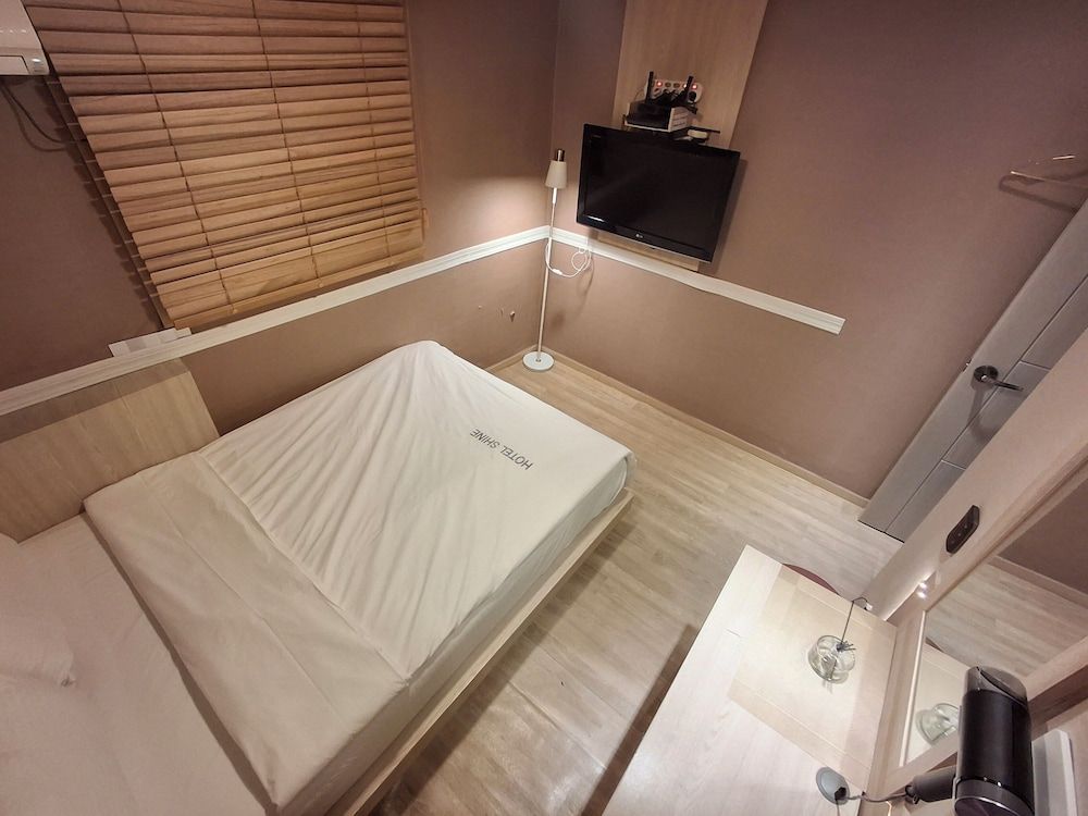 Shine Hotel Standard Room 9