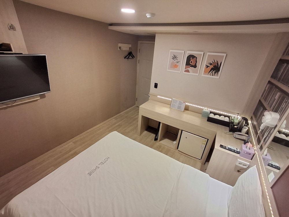 Shine Hotel Standard Room 10