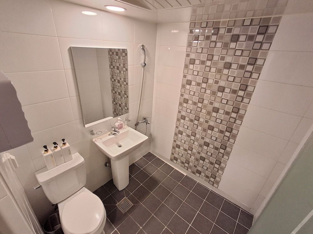 Shine Hotel Standard Room 8