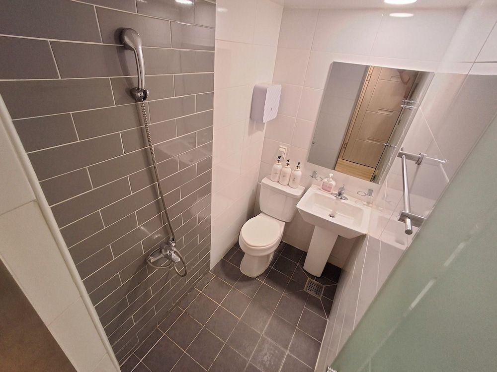 Shine Hotel Standard Room 7