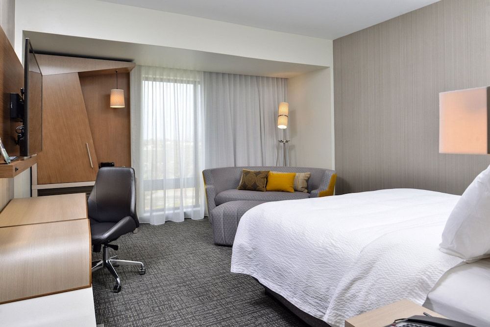 Room, 1 King Bed with Sofa bed, Non Smoking (Mobility/Hearing Accessible, Tub)