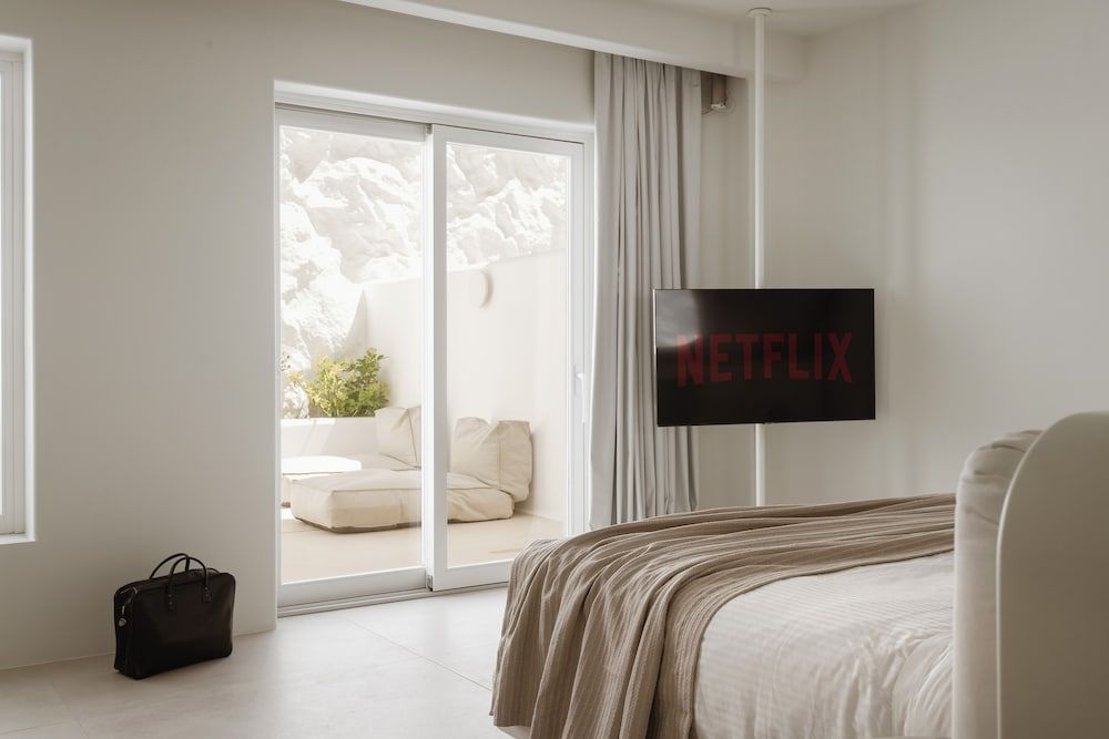 Lovia Mykonos Junior Suite, 1 King Bed, Jetted Tub 9