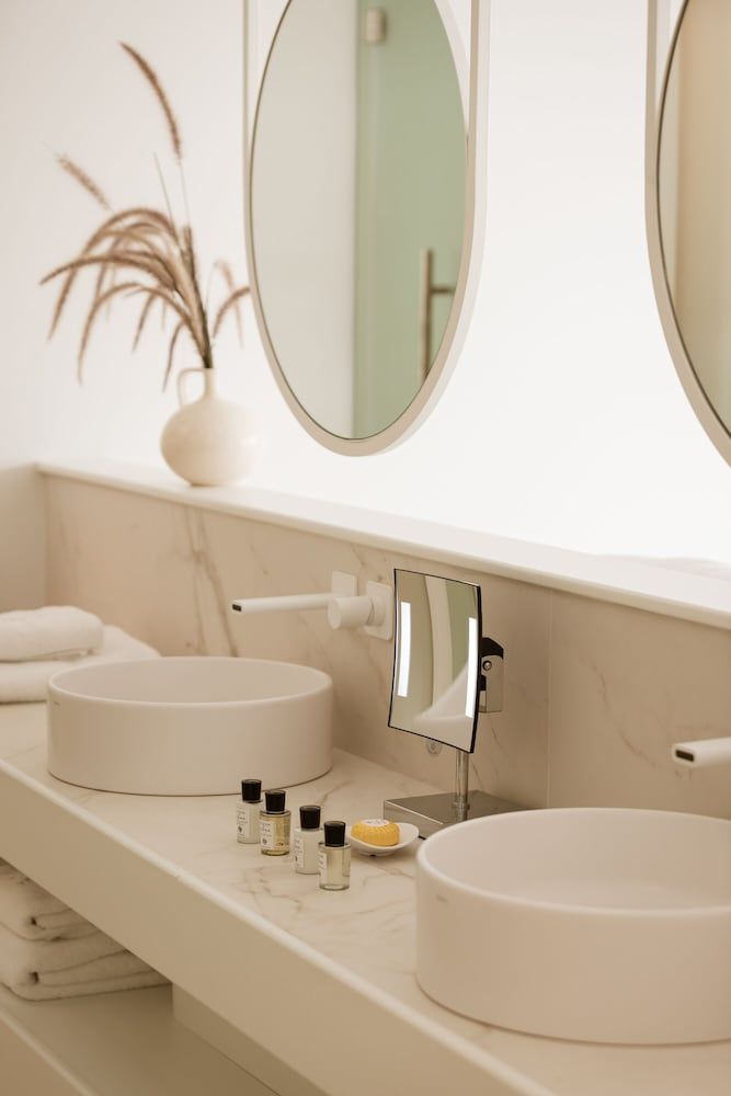 Lovia Mykonos Junior Suite, 1 King Bed, Jetted Tub 5