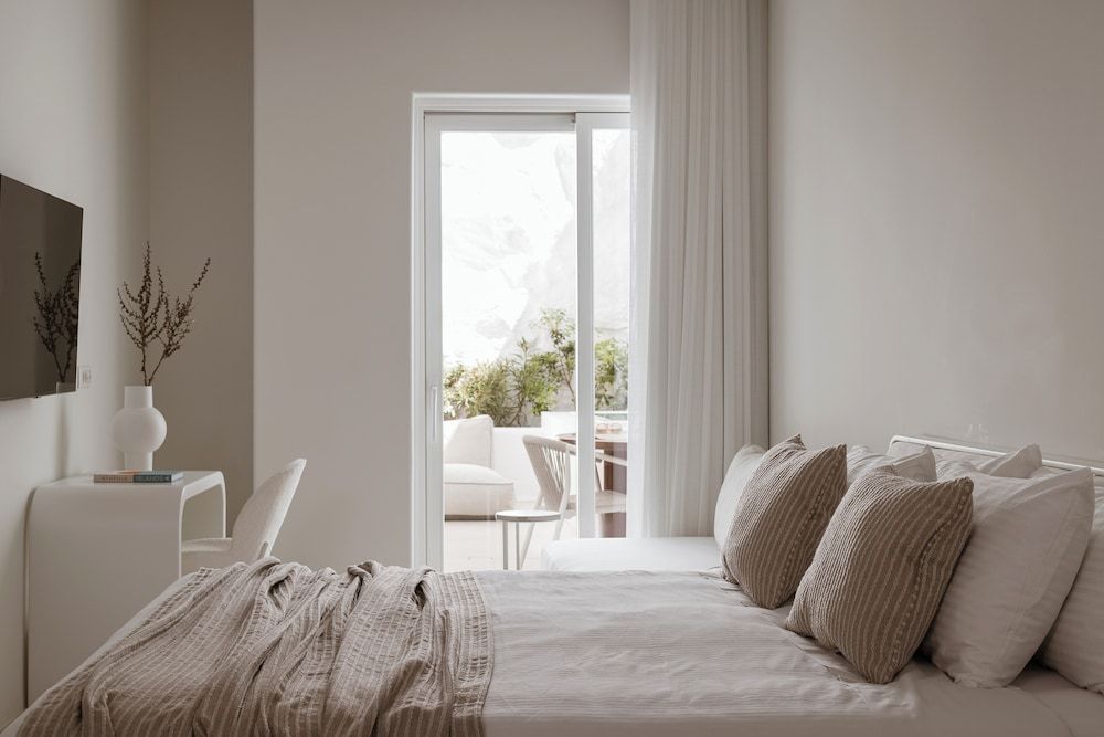 Lovia Mykonos Junior Suite, 1 King Bed, Jetted Tub 4