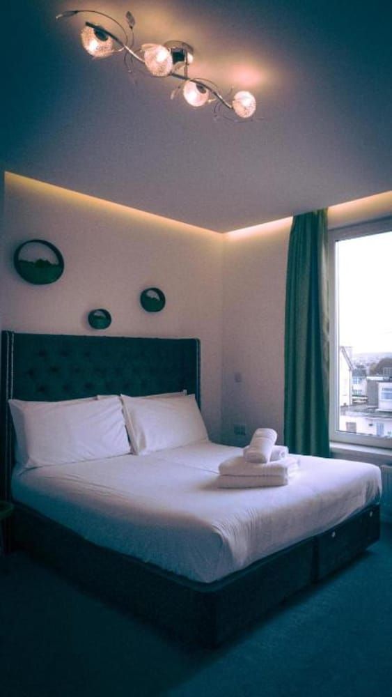 OYO Newquay Beach Hotel Standard Double Room 5